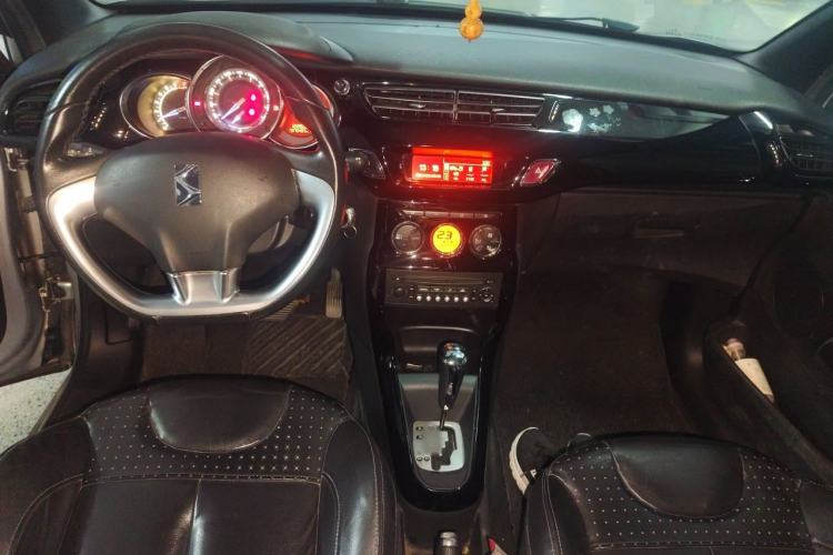 Used DS 3 2012 1.6L Fashion Edition Center Console