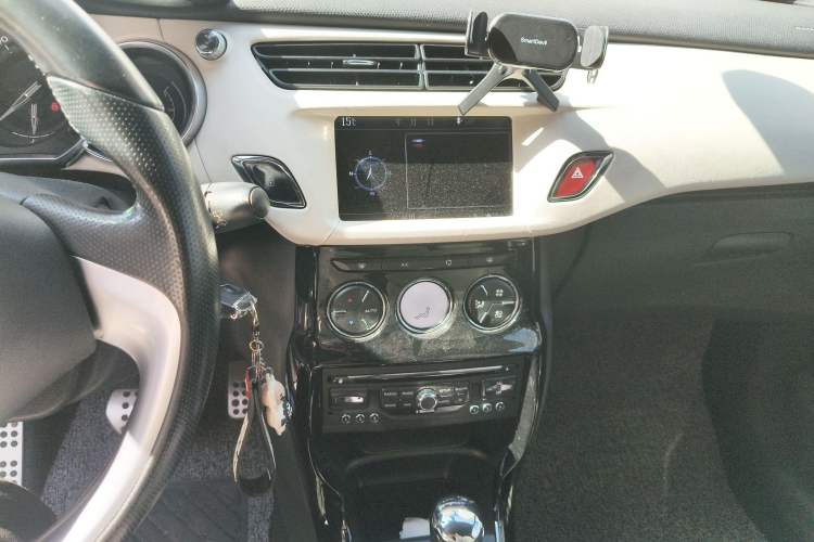 Used DS 3 2012 1.6L Supreme Edition Audio And AC Panel