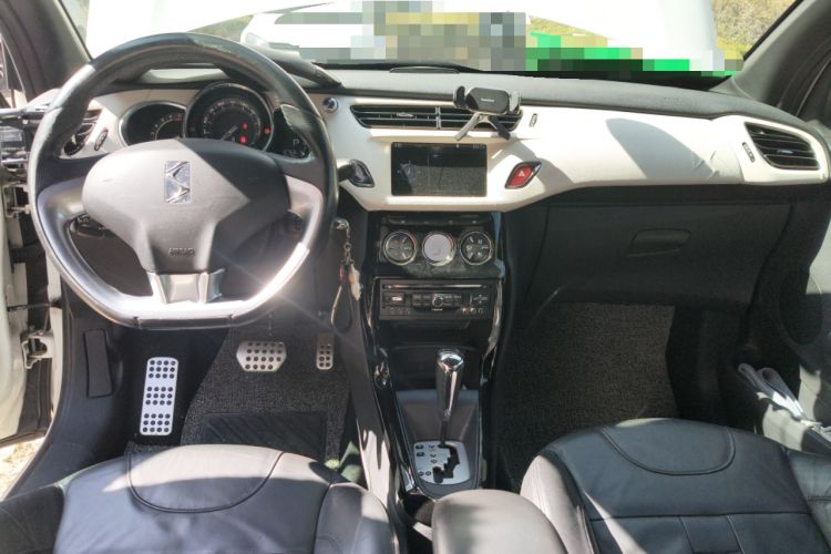 Used DS 3 2012 1.6L Supreme Edition Center Console