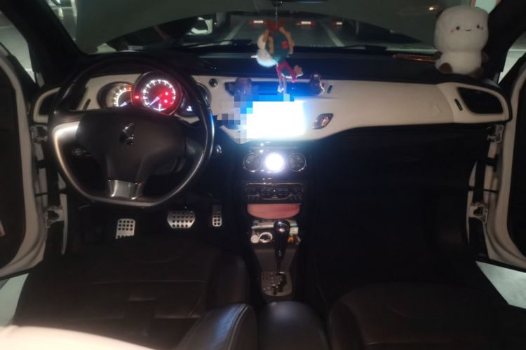 Used DS 3 2012 1.6L Supreme Edition Center Console