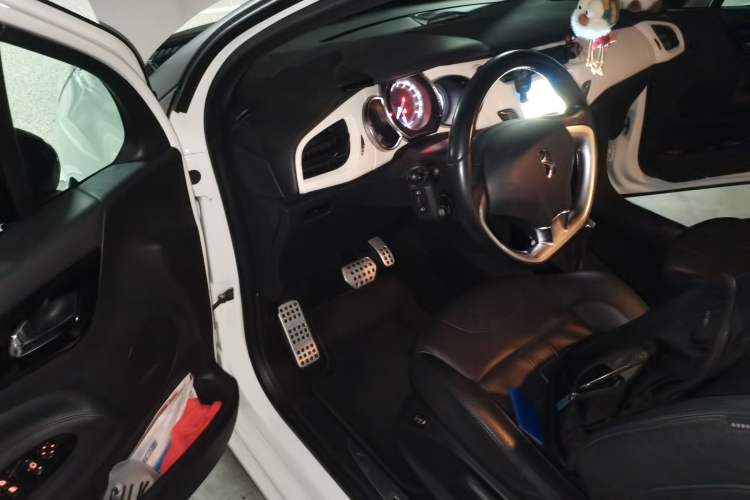 Used DS 3 2012 1.6L Supreme Edition Driver Seat
