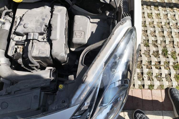 Used DS 3 2012 1.6L Supreme Edition Engine Bay Left