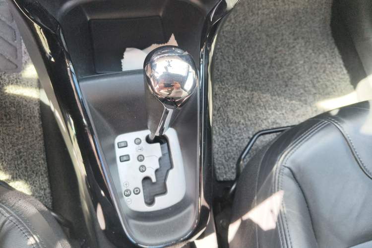Used DS 3 2012 1.6L Supreme Edition Gear Lever