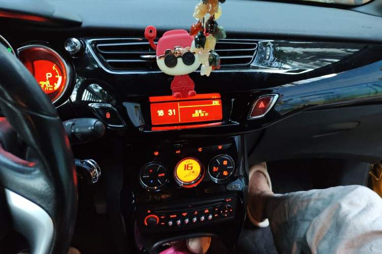 Used DS 3 2012 1.6L Fashion Edition Audio And AC Panel