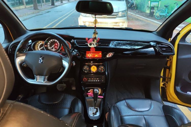Used DS 3 2012 1.6L Fashion Edition Center Console