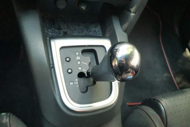Used DS 4 2012 1.6T Elegant Edition Gear Lever