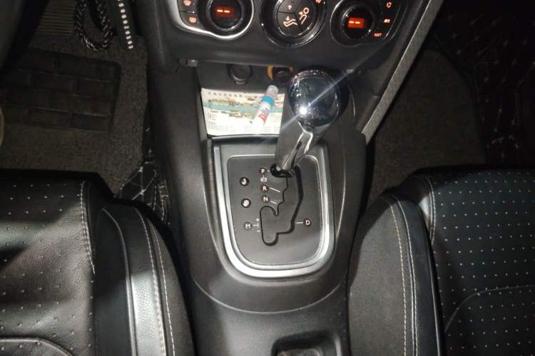 Used DS 4 2012 1.6T Style Edition Gear Lever