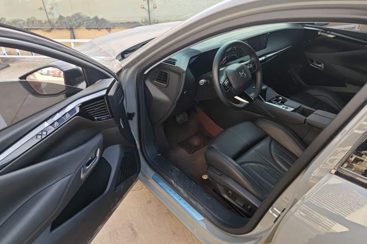 Used DS 4 2023 1.6T Rivoli CROSS Edition Driver Seat