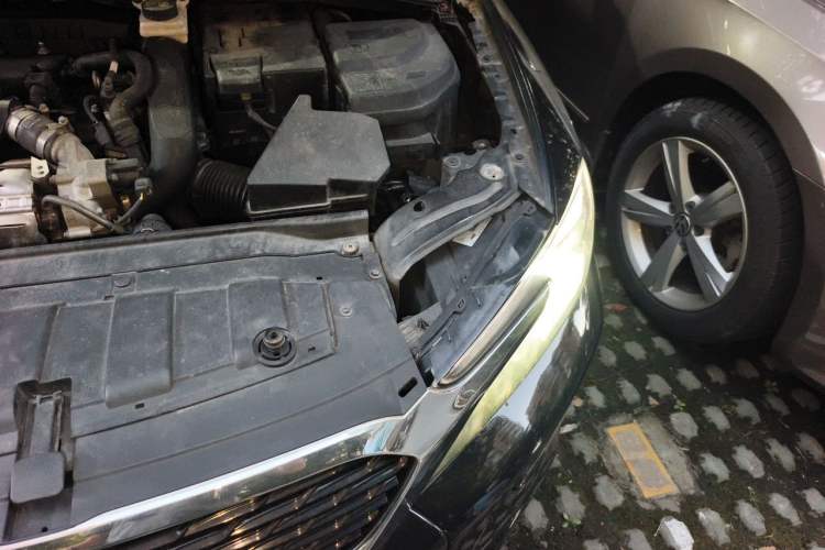 Used DS 4S 2018 30THP P-Line Sport Model Engine Bay Left