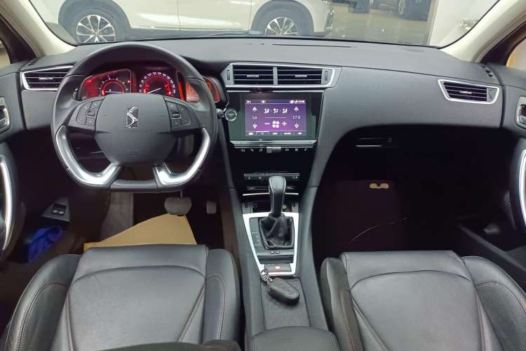 Used DS 4S 2018 30THP Dynamic Edition Center Console