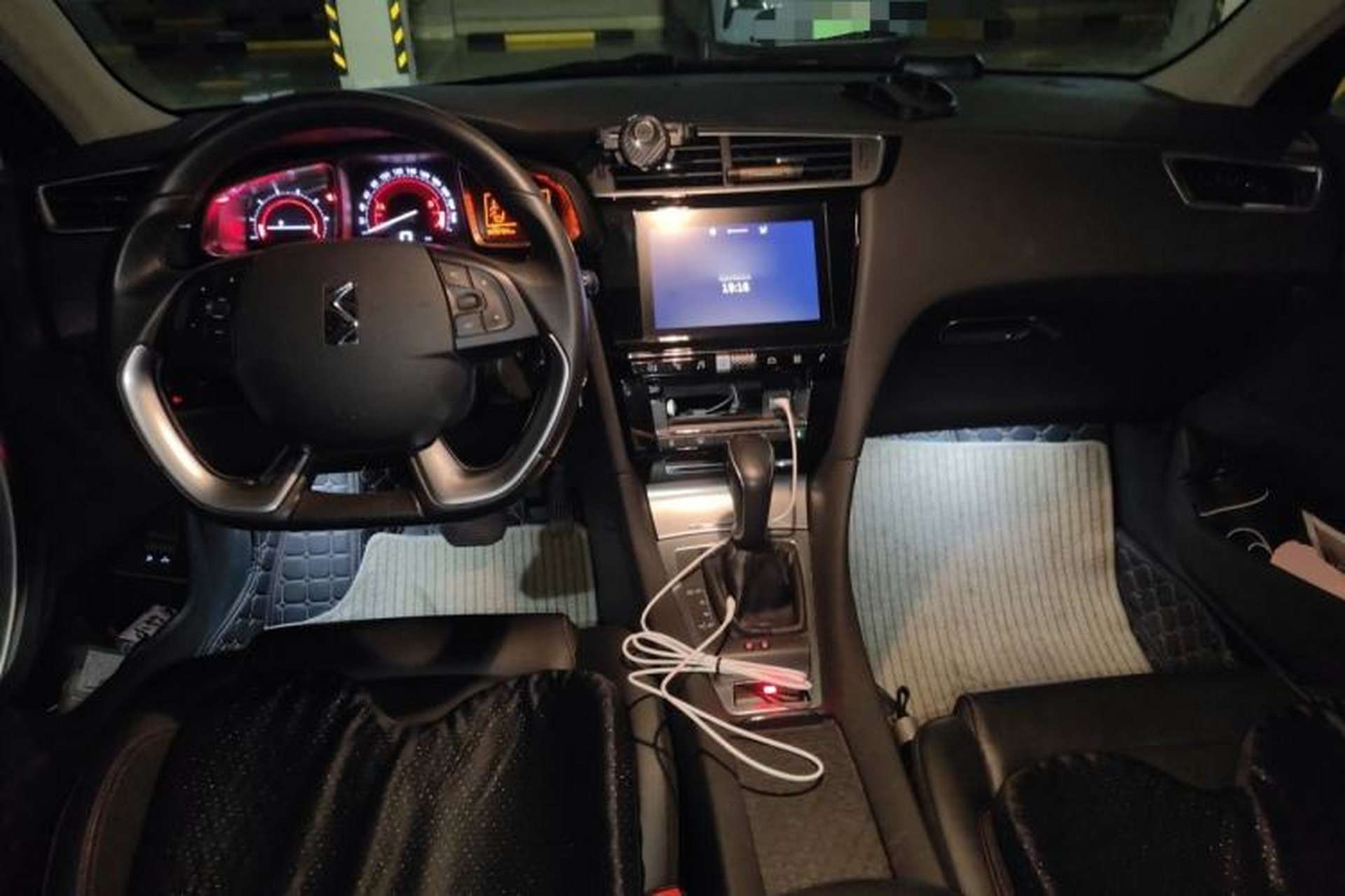 Used DS 4S 2018 30THP Enjoyment Model Center Console