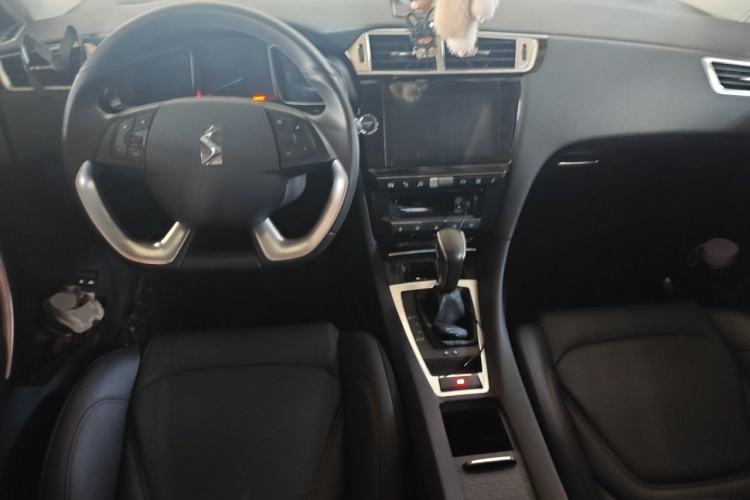 Used DS 4S 2018 30THP Dynamic Edition Center Console