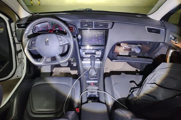 Used DS 4S 2018 30THP Dynamic Edition Center Console