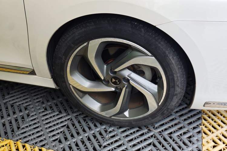 Used DS 4S 2018 30THP P-Line Sport Model Right Front Wheel Hub
