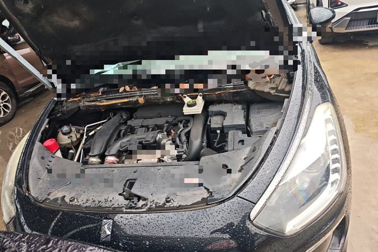 Used DS 5 2012 1.6T Elegant Edition Engine Bay