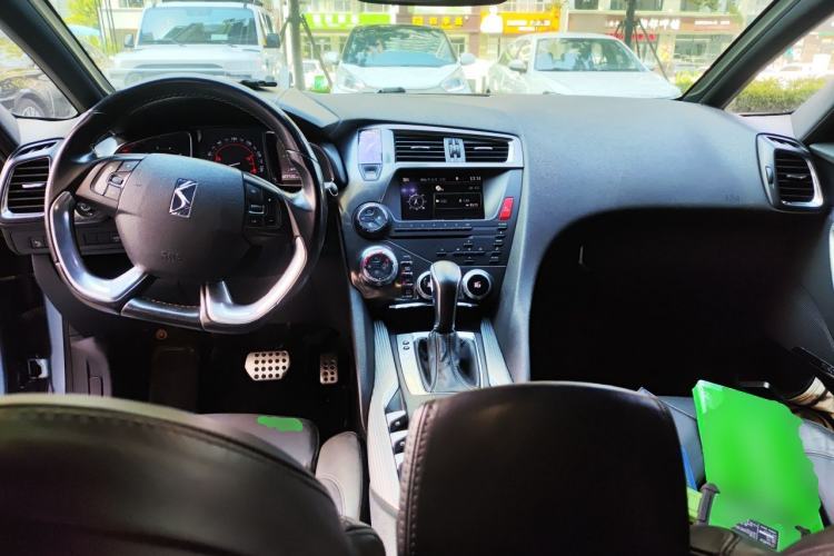 Used DS 5 2012 1.6T Prestige Edition Center Console