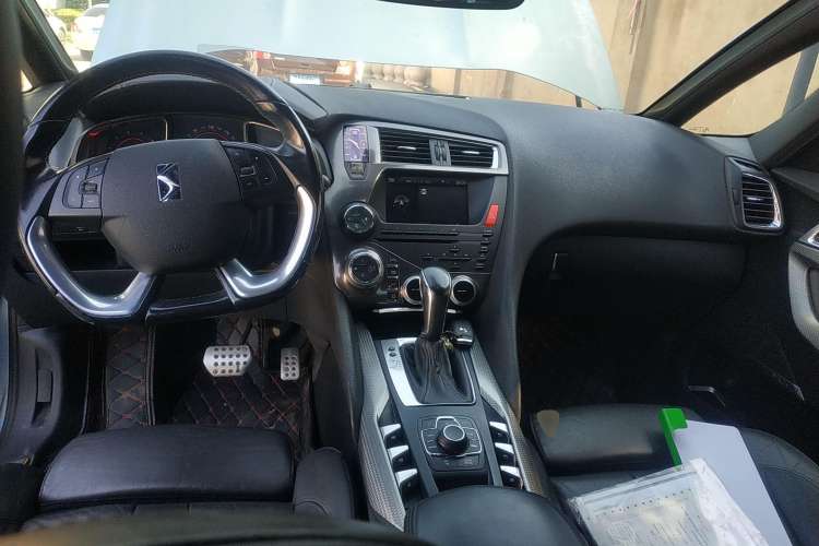 Used DS 5 2012 1.6T Luxury Edition Center Console