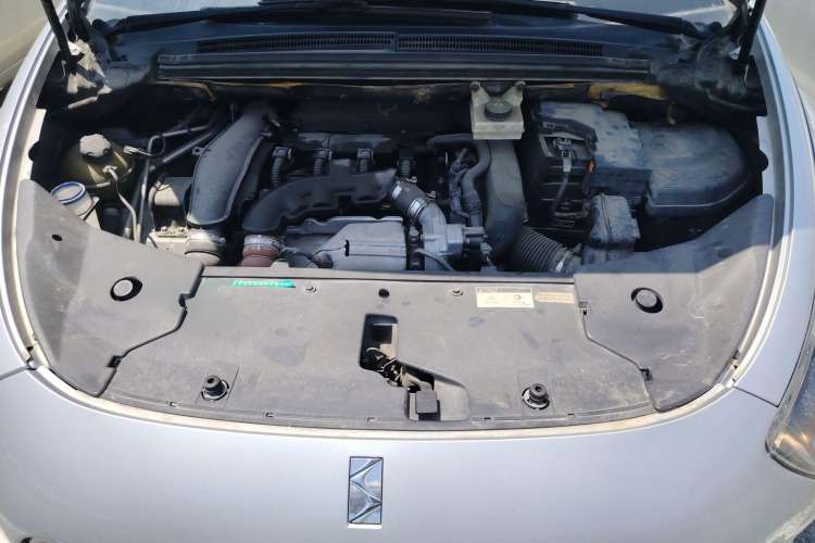 Used DS 5 2012 1.6T Elegant Edition Engine Bay