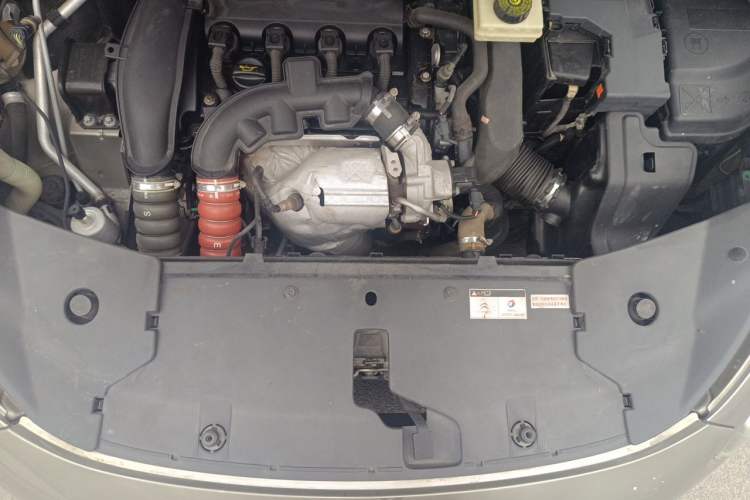 Used DS 5 2012 1.6T Elegant Edition Engine Bay
