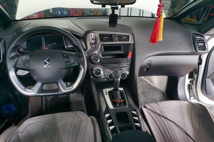 Used DS 5 2012 1.6T Elegant Edition Center Console