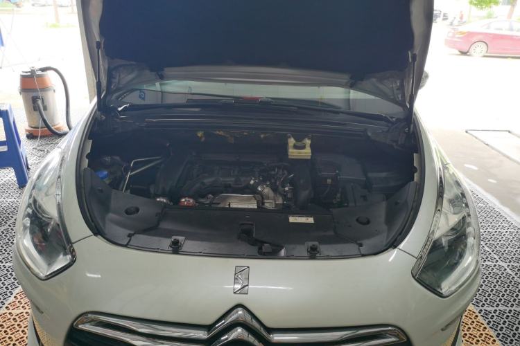 Used DS 5 2012 1.6T Elegant Edition Engine Bay