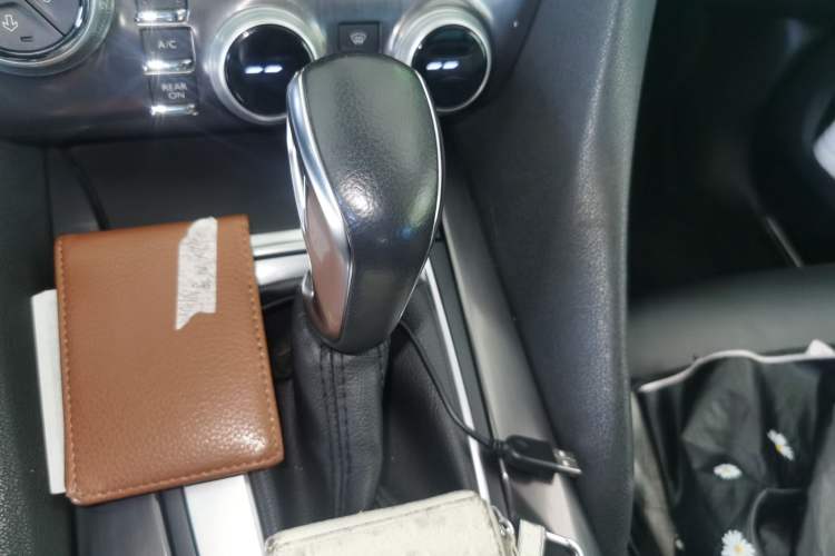 Used DS 5 2013 1.6T Luxury Edition THP160 Gear Lever