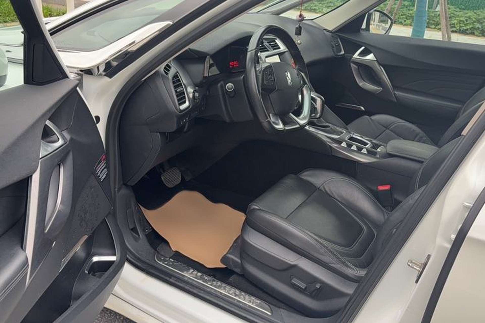 Used DS 5 2013 1.6T Elegant Edition THP160 Interior 3