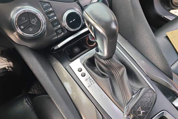 Used DS 5 2014 1.6T Luxury Edition THP160 Gear Lever