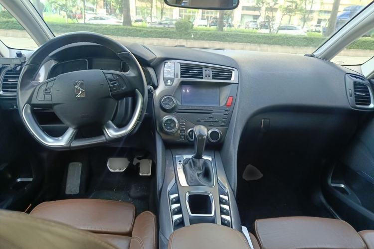 Used DS 5 2014 1.6T Luxury Edition THP160 Center Console