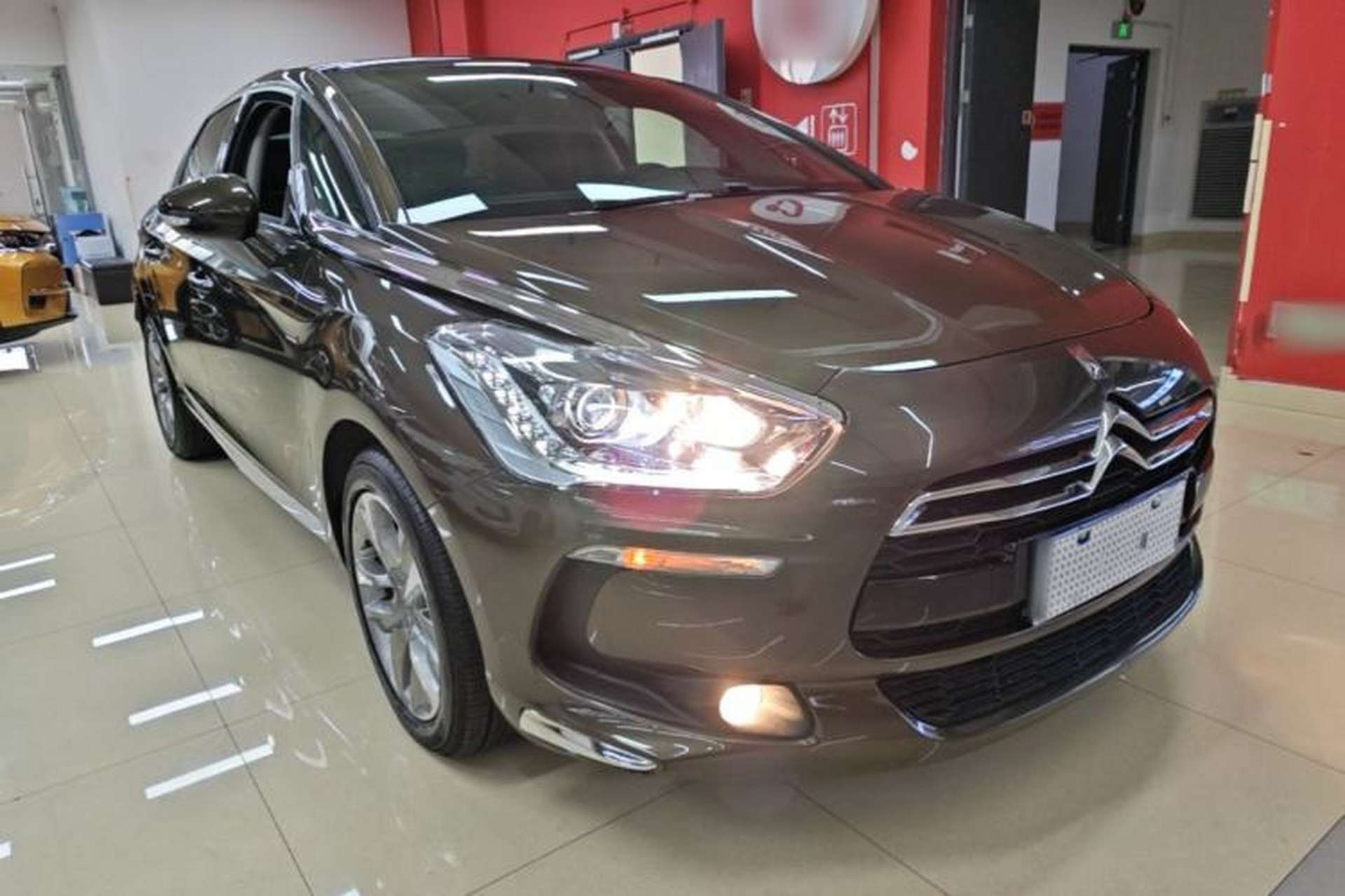 Used DS 5 2014 1.6T Luxury Edition THP200 Front Right 45 Deg