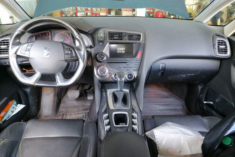Used DS 5 2014 1.6T Luxury Edition THP160 Center Console