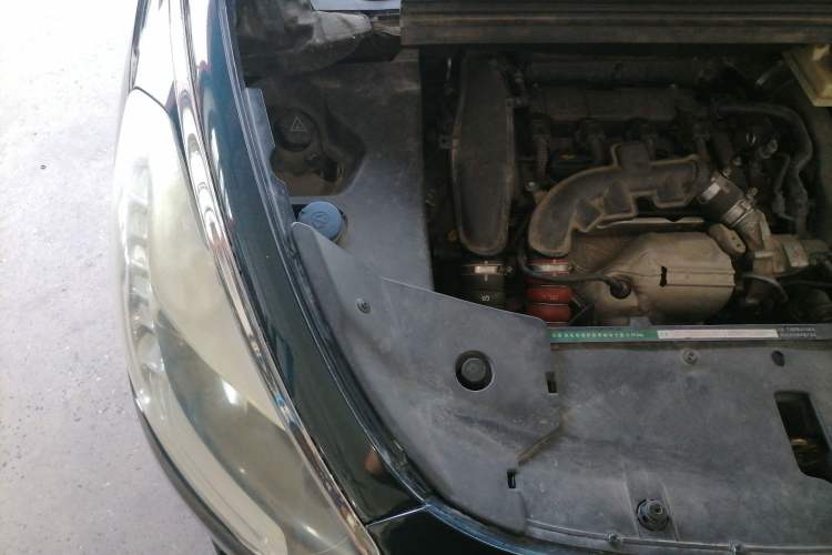 Used DS 5 2014 1.6T Luxury Edition THP160 Engine Bay Right