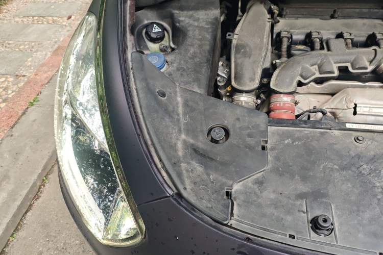 Used DS 5 2014 1.6T Luxury Edition THP160 Engine Bay Right