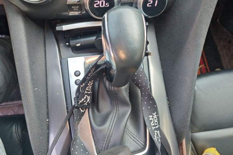 Used DS 5 2014 1.6T Luxury Edition THP160 Gear Lever
