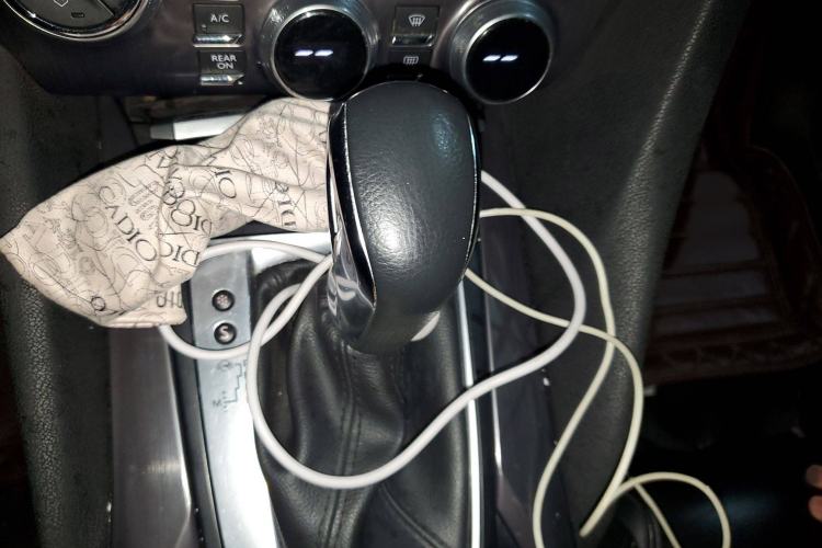 Used DS 5 2014 1.6T Luxury Edition THP160 Gear Lever