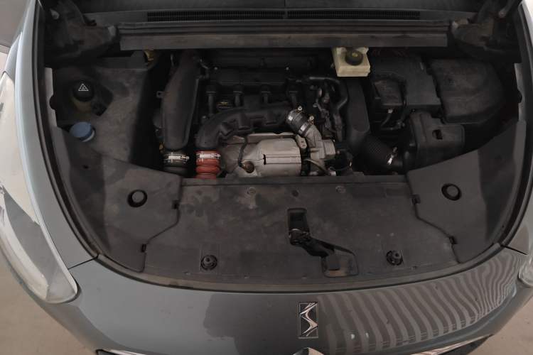 Used DS 5 2014 1.6T Luxury Edition THP160 Engine Bay