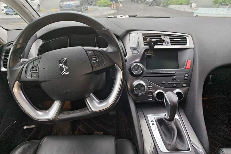 Used DS 5 2014 1.6T Luxury Edition THP160 Center Console