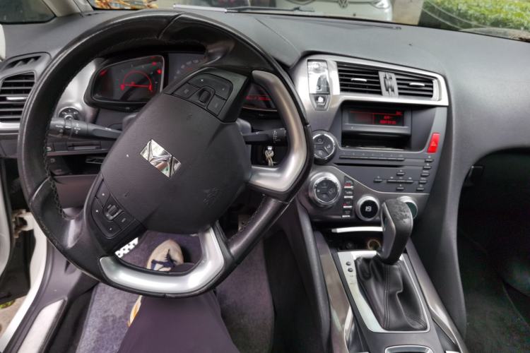 Used DS 5 2014 1.6T Elegant Edition THP200 Center Console