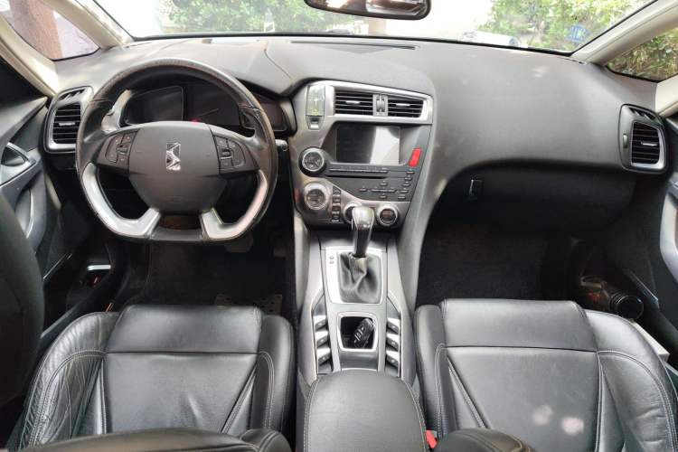 Used DS 5 2014 1.6T Luxury Edition THP160 Center Console