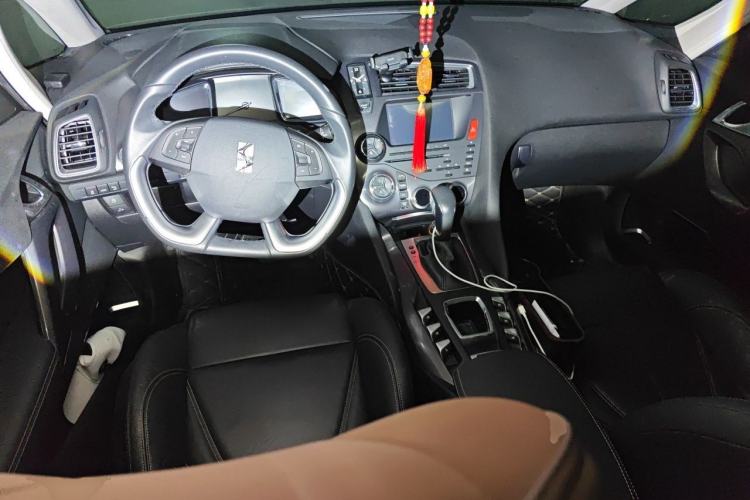 Used DS 5 2014 1.6T Elegant Version THP160 Center Console