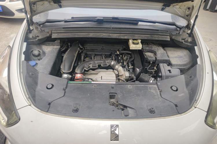 Used DS 5 2014 1.6T Luxury Edition THP160 Engine Bay