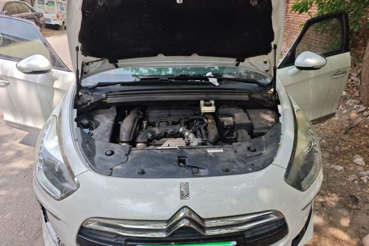 Used DS 5 2014 1.6T Luxury Edition THP160 Engine Bay