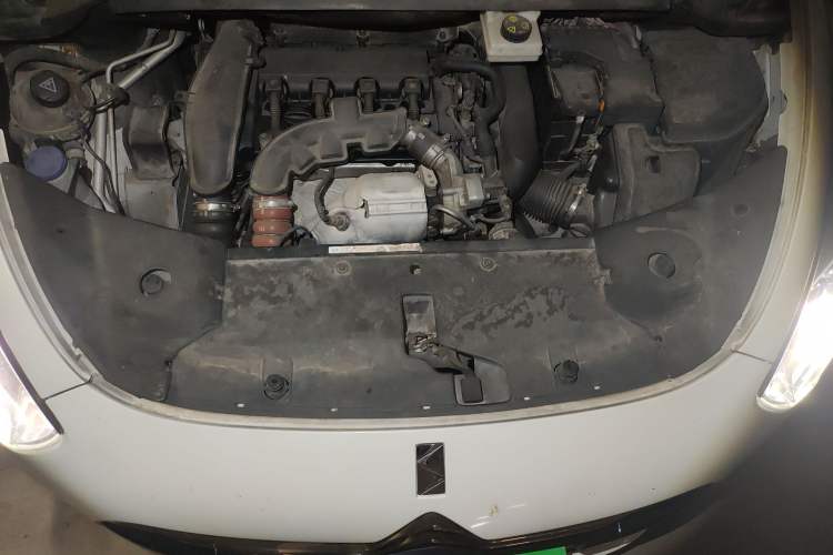 Used DS 5 2014 1.6T Luxury Edition THP160 Engine Bay