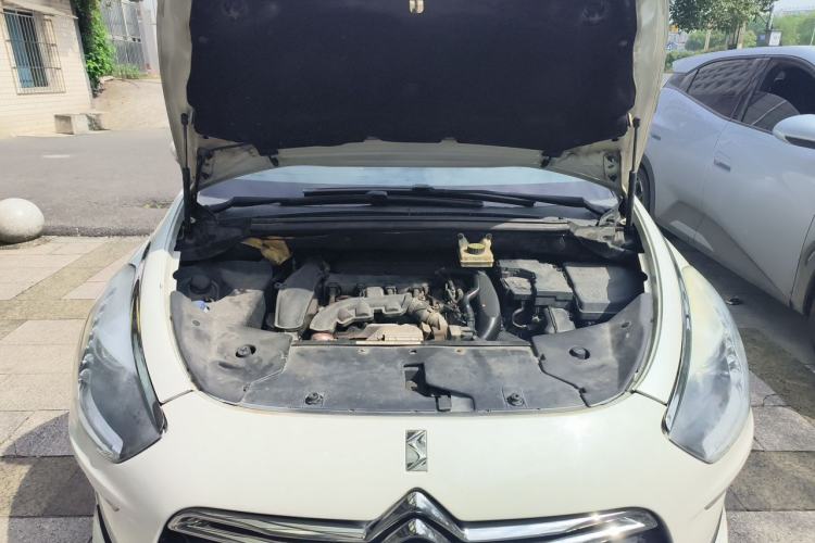 Used DS 5 2014 1.6T Luxury Edition THP160 Engine Bay