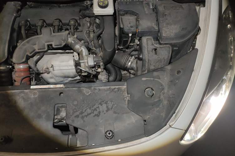 Used DS 5 2014 1.6T Luxury Edition THP160 Engine Bay Left