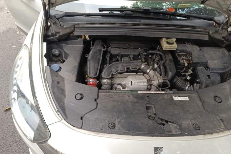 Used DS 5 2014 1.6T Luxury Edition THP160 Engine Bay Right
