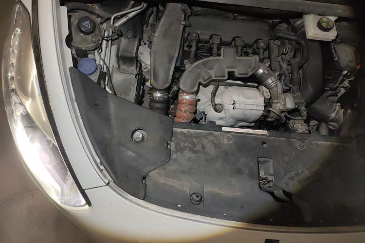 Used DS 5 2014 1.6T Luxury Edition THP160 Engine Bay Right