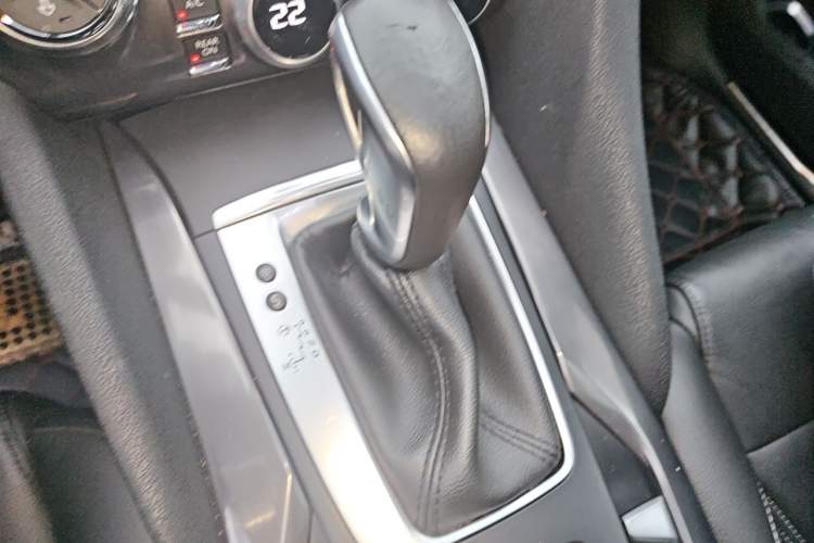 Used DS 5 2014 1.6T Luxury Edition THP160 Gear Lever