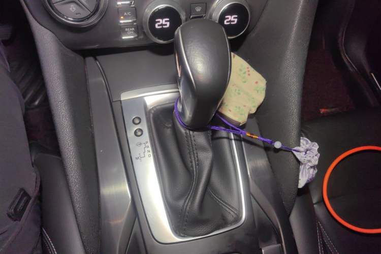 Used DS 5 2014 1.6T Luxury Edition THP160 Gear Lever