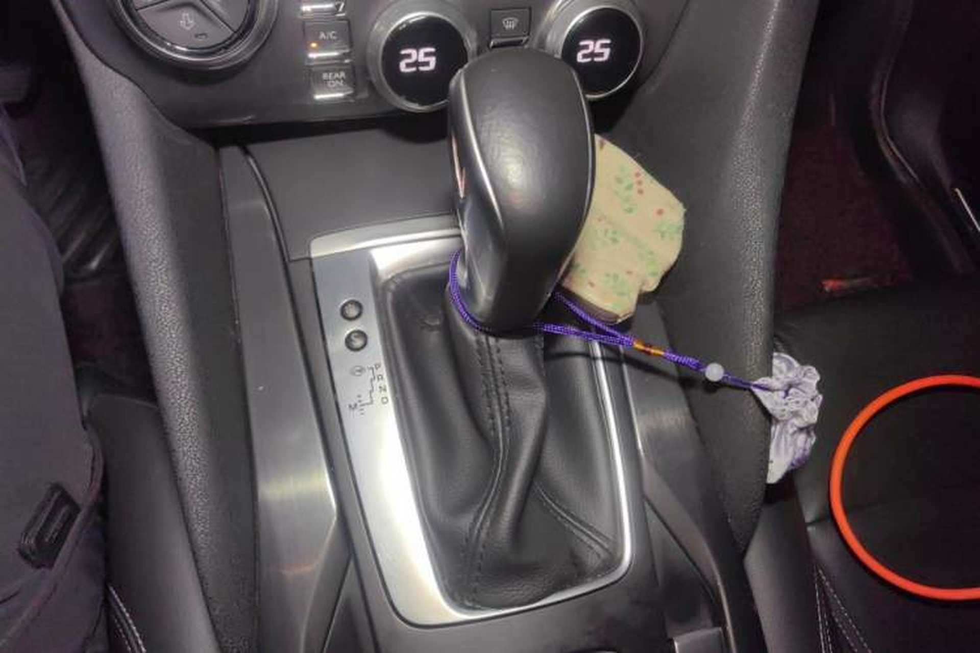 Used DS 5 2014 1.6T Luxury Edition THP160 Gear Lever